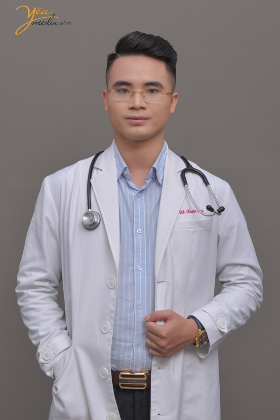 Ảnh chụp chân dung nghề nghiệp bác sĩ trong studio của anh VIệt