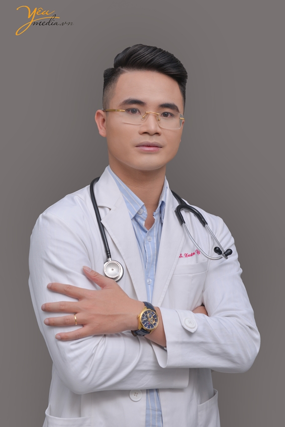 Ảnh chụp chân dung nghề nghiệp bác sĩ trong studio của anh VIệt