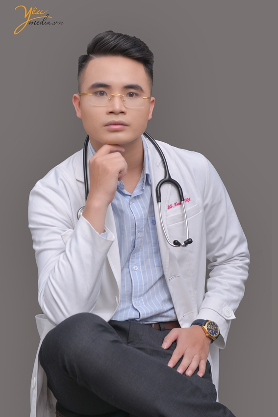 Ảnh chụp chân dung nghề nghiệp bác sĩ trong studio của anh VIệt