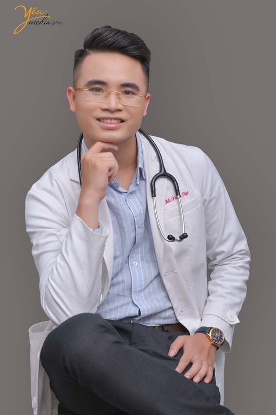 Ảnh chụp chân dung nghề nghiệp bác sĩ trong studio của anh VIệt