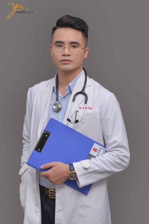 Ảnh chụp chân dung nghề nghiệp bác sĩ trong studio của anh VIệt