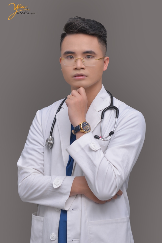 Ảnh chụp chân dung nghề nghiệp bác sĩ trong studio của anh VIệt