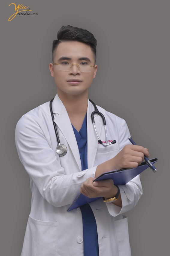 Ảnh chụp chân dung nghề nghiệp bác sĩ trong studio của anh VIệt