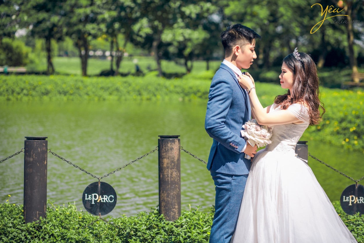 Bạn đã biết những những bí quyết chụp ảnh cưới Hà Nội giá rẻ mà đẹp chưa? Làm thế nào để có được một bộ album ảnh cưới đẹp, chi phí thấp mà vẫn đảm bảo yếu tố thẩm mỹ? Mỗi khi đến mùa chụp ảnh cưới, các cô dâu chú rể lại băn khoăn không biết nên lựa chọn địa chỉ nào uy tín để có được những sản phẩm ưng ý nhất. Đặc biệt là khi ở Hà Nội đang có quá nhiều studio ảnh viện áo cưới mọc lên như nấm. Đừng bao giờ “nước đến chân mới nhảy”, chuẩn bị cho việc chụp ảnh cưới khi ngày cưới của bạn đã gần kề. Bởi như vậy, bạn sẽ không có thời gian để chuẩn bị hết tất cả những thứ cần thiết để có thể có được một buổi chụp ảnh cưới suôn sẻ nhất. Một buổi chụp ảnh cưới cần phải được thực hiện bởi rất nhiều công đoạn, từ chọn gói chụp cưới, chọn địa chỉ uy tín, chọn váy cưới, chọn địa điểm chụp trong studio hay chụp ảnh cưới ngoại cảnh, chọn vest cho chú rể cho tới phong cách make up cho cô dâu… Bởi vậy, không chỉ trong một vài ngày mà bạn đã có thể hoàn thành xong tất cả. Do đó, nếu muốn có được album ảnh cưới Hà Nội đẹp và chất lượng nhất, bạn hãy dành ra thời gian khoảng 1 tháng trước ngày cưới để chuẩn bị nhé!