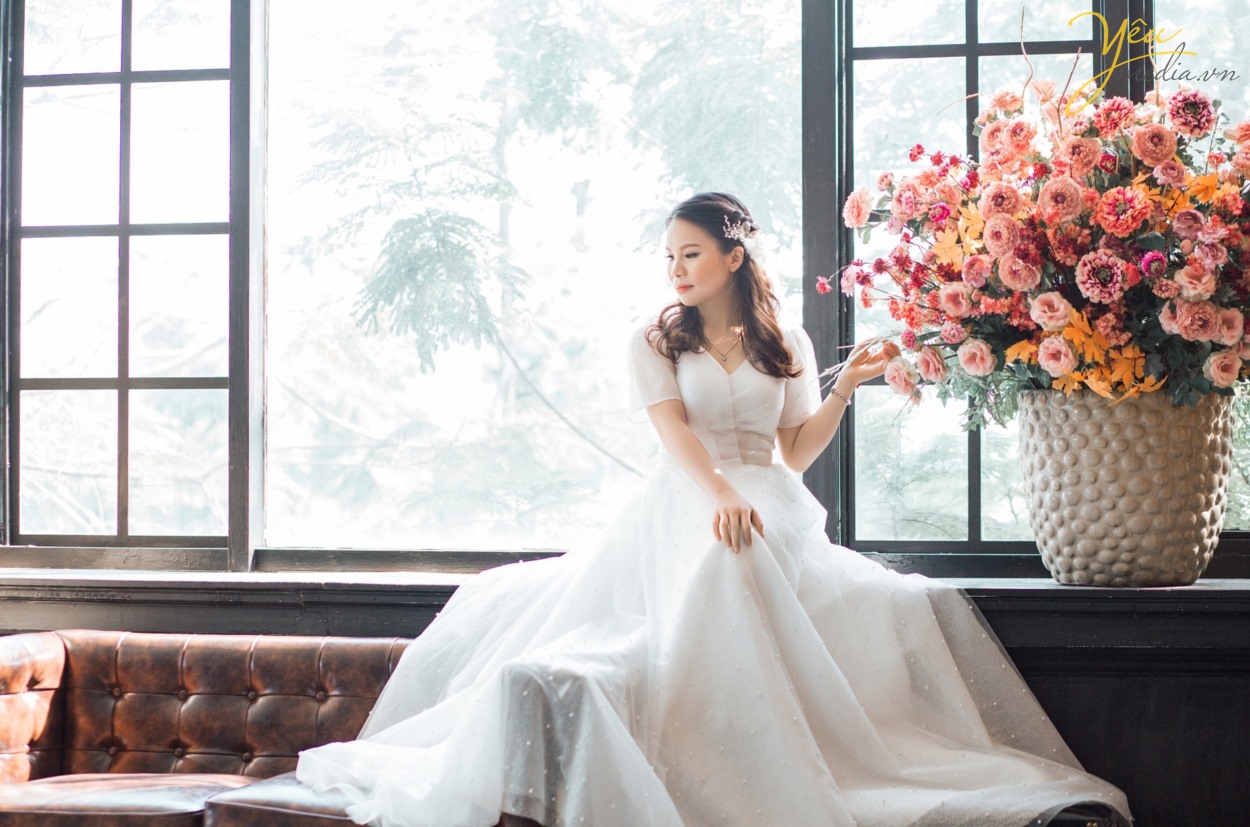 Bạn đã biết những những bí quyết chụp ảnh cưới Hà Nội giá rẻ mà đẹp chưa? Làm thế nào để có được một bộ album ảnh cưới đẹp, chi phí thấp mà vẫn đảm bảo yếu tố thẩm mỹ? Mỗi khi đến mùa chụp ảnh cưới, các cô dâu chú rể lại băn khoăn không biết nên lựa chọn địa chỉ nào uy tín để có được những sản phẩm ưng ý nhất. Đặc biệt là khi ở Hà Nội đang có quá nhiều studio ảnh viện áo cưới mọc lên như nấm. Đừng bao giờ “nước đến chân mới nhảy”, chuẩn bị cho việc chụp ảnh cưới khi ngày cưới của bạn đã gần kề. Bởi như vậy, bạn sẽ không có thời gian để chuẩn bị hết tất cả những thứ cần thiết để có thể có được một buổi chụp ảnh cưới suôn sẻ nhất. Một buổi chụp ảnh cưới cần phải được thực hiện bởi rất nhiều công đoạn, từ chọn gói chụp cưới, chọn địa chỉ uy tín, chọn váy cưới, chọn địa điểm chụp trong studio hay chụp ảnh cưới ngoại cảnh, chọn vest cho chú rể cho tới phong cách make up cho cô dâu… Bởi vậy, không chỉ trong một vài ngày mà bạn đã có thể hoàn thành xong tất cả. Do đó, nếu muốn có được album ảnh cưới Hà Nội đẹp và chất lượng nhất, bạn hãy dành ra thời gian khoảng 1 tháng trước ngày cưới để chuẩn bị nhé!