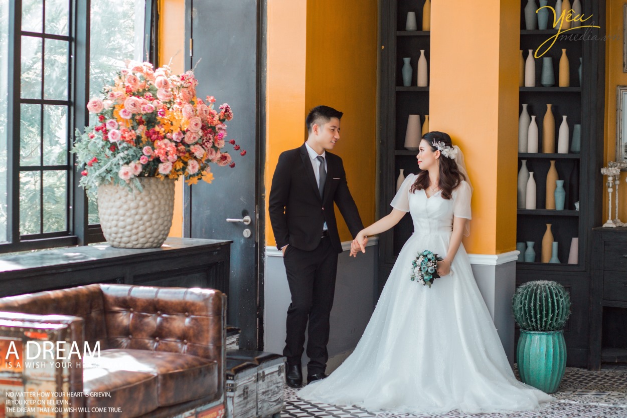 Bạn đã biết những những bí quyết chụp ảnh cưới Hà Nội giá rẻ mà đẹp chưa? Làm thế nào để có được một bộ album ảnh cưới đẹp, chi phí thấp mà vẫn đảm bảo yếu tố thẩm mỹ? Mỗi khi đến mùa chụp ảnh cưới, các cô dâu chú rể lại băn khoăn không biết nên lựa chọn địa chỉ nào uy tín để có được những sản phẩm ưng ý nhất. Đặc biệt là khi ở Hà Nội đang có quá nhiều studio ảnh viện áo cưới mọc lên như nấm. Đừng bao giờ “nước đến chân mới nhảy”, chuẩn bị cho việc chụp ảnh cưới khi ngày cưới của bạn đã gần kề. Bởi như vậy, bạn sẽ không có thời gian để chuẩn bị hết tất cả những thứ cần thiết để có thể có được một buổi chụp ảnh cưới suôn sẻ nhất. Một buổi chụp ảnh cưới cần phải được thực hiện bởi rất nhiều công đoạn, từ chọn gói chụp cưới, chọn địa chỉ uy tín, chọn váy cưới, chọn địa điểm chụp trong studio hay chụp ảnh cưới ngoại cảnh, chọn vest cho chú rể cho tới phong cách make up cho cô dâu… Bởi vậy, không chỉ trong một vài ngày mà bạn đã có thể hoàn thành xong tất cả. Do đó, nếu muốn có được album ảnh cưới Hà Nội đẹp và chất lượng nhất, bạn hãy dành ra thời gian khoảng 1 tháng trước ngày cưới để chuẩn bị nhé!