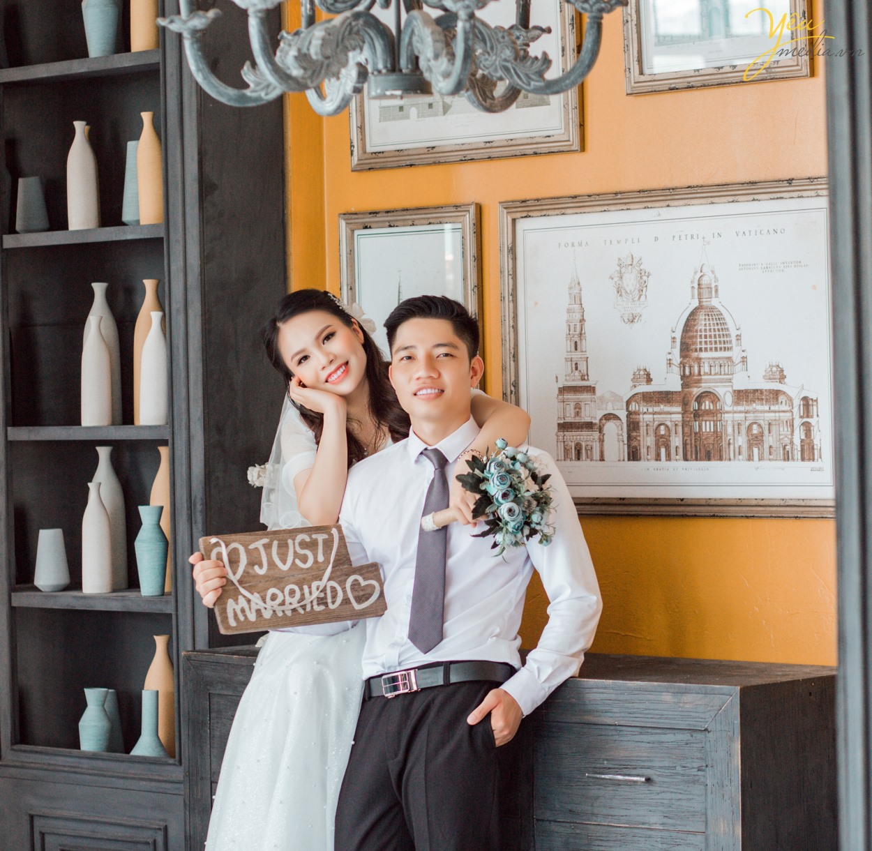 Bạn đã biết những những bí quyết chụp ảnh cưới Hà Nội giá rẻ mà đẹp chưa? Làm thế nào để có được một bộ album ảnh cưới đẹp, chi phí thấp mà vẫn đảm bảo yếu tố thẩm mỹ? Mỗi khi đến mùa chụp ảnh cưới, các cô dâu chú rể lại băn khoăn không biết nên lựa chọn địa chỉ nào uy tín để có được những sản phẩm ưng ý nhất. Đặc biệt là khi ở Hà Nội đang có quá nhiều studio ảnh viện áo cưới mọc lên như nấm. Đừng bao giờ “nước đến chân mới nhảy”, chuẩn bị cho việc chụp ảnh cưới khi ngày cưới của bạn đã gần kề. Bởi như vậy, bạn sẽ không có thời gian để chuẩn bị hết tất cả những thứ cần thiết để có thể có được một buổi chụp ảnh cưới suôn sẻ nhất. Một buổi chụp ảnh cưới cần phải được thực hiện bởi rất nhiều công đoạn, từ chọn gói chụp cưới, chọn địa chỉ uy tín, chọn váy cưới, chọn địa điểm chụp trong studio hay chụp ảnh cưới ngoại cảnh, chọn vest cho chú rể cho tới phong cách make up cho cô dâu… Bởi vậy, không chỉ trong một vài ngày mà bạn đã có thể hoàn thành xong tất cả. Do đó, nếu muốn có được album ảnh cưới Hà Nội đẹp và chất lượng nhất, bạn hãy dành ra thời gian khoảng 1 tháng trước ngày cưới để chuẩn bị nhé!