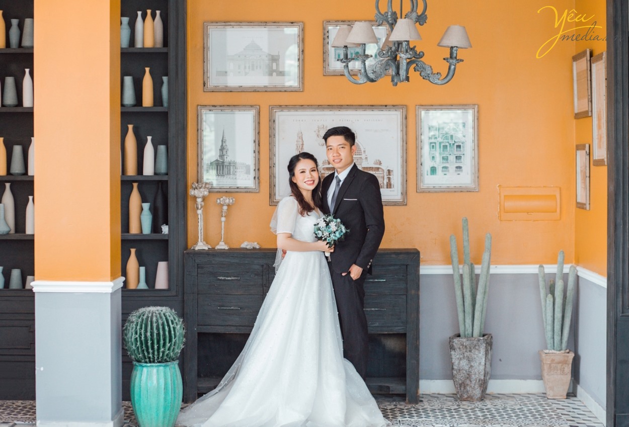 Bạn đã biết những những bí quyết chụp ảnh cưới Hà Nội giá rẻ mà đẹp chưa? Làm thế nào để có được một bộ album ảnh cưới đẹp, chi phí thấp mà vẫn đảm bảo yếu tố thẩm mỹ? Mỗi khi đến mùa chụp ảnh cưới, các cô dâu chú rể lại băn khoăn không biết nên lựa chọn địa chỉ nào uy tín để có được những sản phẩm ưng ý nhất. Đặc biệt là khi ở Hà Nội đang có quá nhiều studio ảnh viện áo cưới mọc lên như nấm. Đừng bao giờ “nước đến chân mới nhảy”, chuẩn bị cho việc chụp ảnh cưới khi ngày cưới của bạn đã gần kề. Bởi như vậy, bạn sẽ không có thời gian để chuẩn bị hết tất cả những thứ cần thiết để có thể có được một buổi chụp ảnh cưới suôn sẻ nhất. Một buổi chụp ảnh cưới cần phải được thực hiện bởi rất nhiều công đoạn, từ chọn gói chụp cưới, chọn địa chỉ uy tín, chọn váy cưới, chọn địa điểm chụp trong studio hay chụp ảnh cưới ngoại cảnh, chọn vest cho chú rể cho tới phong cách make up cho cô dâu… Bởi vậy, không chỉ trong một vài ngày mà bạn đã có thể hoàn thành xong tất cả. Do đó, nếu muốn có được album ảnh cưới Hà Nội đẹp và chất lượng nhất, bạn hãy dành ra thời gian khoảng 1 tháng trước ngày cưới để chuẩn bị nhé!