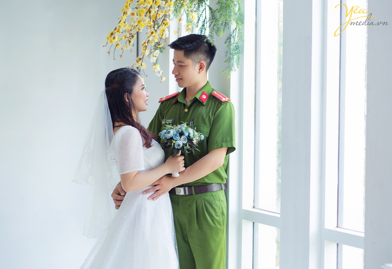 Bạn đã biết những những bí quyết chụp ảnh cưới Hà Nội giá rẻ mà đẹp chưa? Làm thế nào để có được một bộ album ảnh cưới đẹp, chi phí thấp mà vẫn đảm bảo yếu tố thẩm mỹ? Mỗi khi đến mùa chụp ảnh cưới, các cô dâu chú rể lại băn khoăn không biết nên lựa chọn địa chỉ nào uy tín để có được những sản phẩm ưng ý nhất. Đặc biệt là khi ở Hà Nội đang có quá nhiều studio ảnh viện áo cưới mọc lên như nấm. Đừng bao giờ “nước đến chân mới nhảy”, chuẩn bị cho việc chụp ảnh cưới khi ngày cưới của bạn đã gần kề. Bởi như vậy, bạn sẽ không có thời gian để chuẩn bị hết tất cả những thứ cần thiết để có thể có được một buổi chụp ảnh cưới suôn sẻ nhất. Một buổi chụp ảnh cưới cần phải được thực hiện bởi rất nhiều công đoạn, từ chọn gói chụp cưới, chọn địa chỉ uy tín, chọn váy cưới, chọn địa điểm chụp trong studio hay chụp ảnh cưới ngoại cảnh, chọn vest cho chú rể cho tới phong cách make up cho cô dâu… Bởi vậy, không chỉ trong một vài ngày mà bạn đã có thể hoàn thành xong tất cả. Do đó, nếu muốn có được album ảnh cưới Hà Nội đẹp và chất lượng nhất, bạn hãy dành ra thời gian khoảng 1 tháng trước ngày cưới để chuẩn bị nhé!