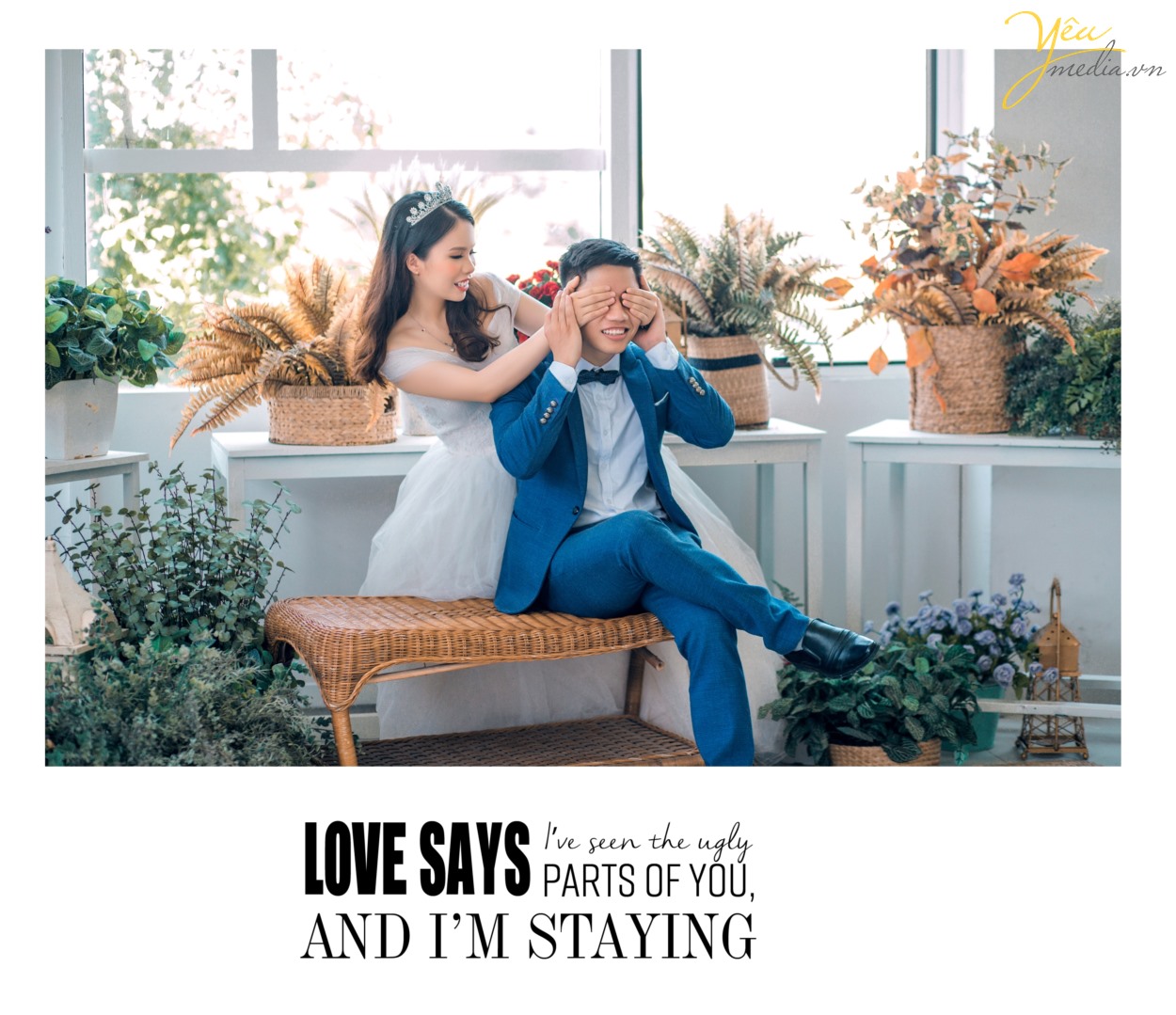 Bạn đã biết những những bí quyết chụp ảnh cưới Hà Nội giá rẻ mà đẹp chưa? Làm thế nào để có được một bộ album ảnh cưới đẹp, chi phí thấp mà vẫn đảm bảo yếu tố thẩm mỹ? Mỗi khi đến mùa chụp ảnh cưới, các cô dâu chú rể lại băn khoăn không biết nên lựa chọn địa chỉ nào uy tín để có được những sản phẩm ưng ý nhất. Đặc biệt là khi ở Hà Nội đang có quá nhiều studio ảnh viện áo cưới mọc lên như nấm. Đừng bao giờ “nước đến chân mới nhảy”, chuẩn bị cho việc chụp ảnh cưới khi ngày cưới của bạn đã gần kề. Bởi như vậy, bạn sẽ không có thời gian để chuẩn bị hết tất cả những thứ cần thiết để có thể có được một buổi chụp ảnh cưới suôn sẻ nhất. Một buổi chụp ảnh cưới cần phải được thực hiện bởi rất nhiều công đoạn, từ chọn gói chụp cưới, chọn địa chỉ uy tín, chọn váy cưới, chọn địa điểm chụp trong studio hay chụp ảnh cưới ngoại cảnh, chọn vest cho chú rể cho tới phong cách make up cho cô dâu… Bởi vậy, không chỉ trong một vài ngày mà bạn đã có thể hoàn thành xong tất cả. Do đó, nếu muốn có được album ảnh cưới Hà Nội đẹp và chất lượng nhất, bạn hãy dành ra thời gian khoảng 1 tháng trước ngày cưới để chuẩn bị nhé!