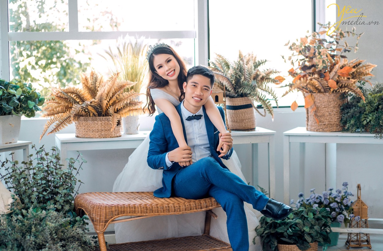 Bạn đã biết những những bí quyết chụp ảnh cưới Hà Nội giá rẻ mà đẹp chưa? Làm thế nào để có được một bộ album ảnh cưới đẹp, chi phí thấp mà vẫn đảm bảo yếu tố thẩm mỹ? Mỗi khi đến mùa chụp ảnh cưới, các cô dâu chú rể lại băn khoăn không biết nên lựa chọn địa chỉ nào uy tín để có được những sản phẩm ưng ý nhất. Đặc biệt là khi ở Hà Nội đang có quá nhiều studio ảnh viện áo cưới mọc lên như nấm. Đừng bao giờ “nước đến chân mới nhảy”, chuẩn bị cho việc chụp ảnh cưới khi ngày cưới của bạn đã gần kề. Bởi như vậy, bạn sẽ không có thời gian để chuẩn bị hết tất cả những thứ cần thiết để có thể có được một buổi chụp ảnh cưới suôn sẻ nhất. Một buổi chụp ảnh cưới cần phải được thực hiện bởi rất nhiều công đoạn, từ chọn gói chụp cưới, chọn địa chỉ uy tín, chọn váy cưới, chọn địa điểm chụp trong studio hay chụp ảnh cưới ngoại cảnh, chọn vest cho chú rể cho tới phong cách make up cho cô dâu… Bởi vậy, không chỉ trong một vài ngày mà bạn đã có thể hoàn thành xong tất cả. Do đó, nếu muốn có được album ảnh cưới Hà Nội đẹp và chất lượng nhất, bạn hãy dành ra thời gian khoảng 1 tháng trước ngày cưới để chuẩn bị nhé!