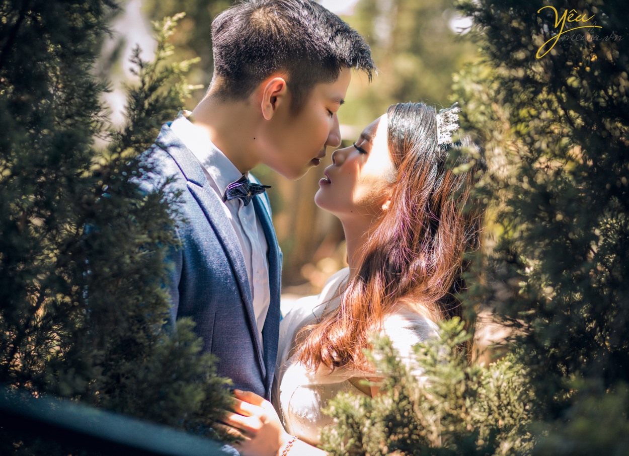 Bạn đã biết những những bí quyết chụp ảnh cưới Hà Nội giá rẻ mà đẹp chưa? Làm thế nào để có được một bộ album ảnh cưới đẹp, chi phí thấp mà vẫn đảm bảo yếu tố thẩm mỹ? Mỗi khi đến mùa chụp ảnh cưới, các cô dâu chú rể lại băn khoăn không biết nên lựa chọn địa chỉ nào uy tín để có được những sản phẩm ưng ý nhất. Đặc biệt là khi ở Hà Nội đang có quá nhiều studio ảnh viện áo cưới mọc lên như nấm. Đừng bao giờ “nước đến chân mới nhảy”, chuẩn bị cho việc chụp ảnh cưới khi ngày cưới của bạn đã gần kề. Bởi như vậy, bạn sẽ không có thời gian để chuẩn bị hết tất cả những thứ cần thiết để có thể có được một buổi chụp ảnh cưới suôn sẻ nhất. Một buổi chụp ảnh cưới cần phải được thực hiện bởi rất nhiều công đoạn, từ chọn gói chụp cưới, chọn địa chỉ uy tín, chọn váy cưới, chọn địa điểm chụp trong studio hay chụp ảnh cưới ngoại cảnh, chọn vest cho chú rể cho tới phong cách make up cho cô dâu… Bởi vậy, không chỉ trong một vài ngày mà bạn đã có thể hoàn thành xong tất cả. Do đó, nếu muốn có được album ảnh cưới Hà Nội đẹp và chất lượng nhất, bạn hãy dành ra thời gian khoảng 1 tháng trước ngày cưới để chuẩn bị nhé!