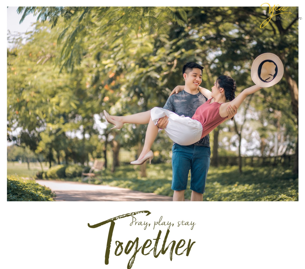 Bạn đã biết những những bí quyết chụp ảnh cưới Hà Nội giá rẻ mà đẹp chưa? Làm thế nào để có được một bộ album ảnh cưới đẹp, chi phí thấp mà vẫn đảm bảo yếu tố thẩm mỹ? Mỗi khi đến mùa chụp ảnh cưới, các cô dâu chú rể lại băn khoăn không biết nên lựa chọn địa chỉ nào uy tín để có được những sản phẩm ưng ý nhất. Đặc biệt là khi ở Hà Nội đang có quá nhiều studio ảnh viện áo cưới mọc lên như nấm. Đừng bao giờ “nước đến chân mới nhảy”, chuẩn bị cho việc chụp ảnh cưới khi ngày cưới của bạn đã gần kề. Bởi như vậy, bạn sẽ không có thời gian để chuẩn bị hết tất cả những thứ cần thiết để có thể có được một buổi chụp ảnh cưới suôn sẻ nhất. Một buổi chụp ảnh cưới cần phải được thực hiện bởi rất nhiều công đoạn, từ chọn gói chụp cưới, chọn địa chỉ uy tín, chọn váy cưới, chọn địa điểm chụp trong studio hay chụp ảnh cưới ngoại cảnh, chọn vest cho chú rể cho tới phong cách make up cho cô dâu… Bởi vậy, không chỉ trong một vài ngày mà bạn đã có thể hoàn thành xong tất cả. Do đó, nếu muốn có được album ảnh cưới Hà Nội đẹp và chất lượng nhất, bạn hãy dành ra thời gian khoảng 1 tháng trước ngày cưới để chuẩn bị nhé!