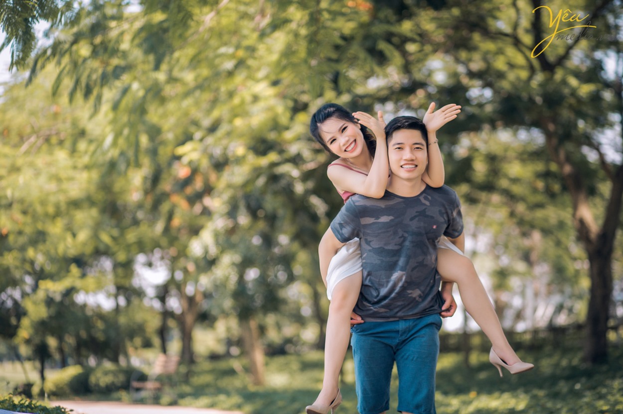 Bạn đã biết những những bí quyết chụp ảnh cưới Hà Nội giá rẻ mà đẹp chưa? Làm thế nào để có được một bộ album ảnh cưới đẹp, chi phí thấp mà vẫn đảm bảo yếu tố thẩm mỹ? Mỗi khi đến mùa chụp ảnh cưới, các cô dâu chú rể lại băn khoăn không biết nên lựa chọn địa chỉ nào uy tín để có được những sản phẩm ưng ý nhất. Đặc biệt là khi ở Hà Nội đang có quá nhiều studio ảnh viện áo cưới mọc lên như nấm. Đừng bao giờ “nước đến chân mới nhảy”, chuẩn bị cho việc chụp ảnh cưới khi ngày cưới của bạn đã gần kề. Bởi như vậy, bạn sẽ không có thời gian để chuẩn bị hết tất cả những thứ cần thiết để có thể có được một buổi chụp ảnh cưới suôn sẻ nhất. Một buổi chụp ảnh cưới cần phải được thực hiện bởi rất nhiều công đoạn, từ chọn gói chụp cưới, chọn địa chỉ uy tín, chọn váy cưới, chọn địa điểm chụp trong studio hay chụp ảnh cưới ngoại cảnh, chọn vest cho chú rể cho tới phong cách make up cho cô dâu… Bởi vậy, không chỉ trong một vài ngày mà bạn đã có thể hoàn thành xong tất cả. Do đó, nếu muốn có được album ảnh cưới Hà Nội đẹp và chất lượng nhất, bạn hãy dành ra thời gian khoảng 1 tháng trước ngày cưới để chuẩn bị nhé!