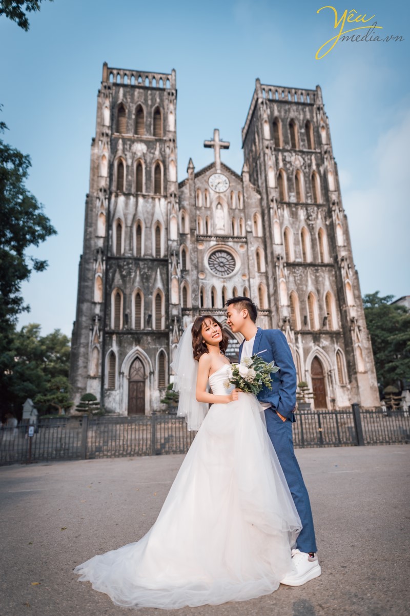 Chụp ảnh cưới ở phố cổ  Phong cách cổ điển là sự lựa chọn rất thích hợp cho các thành phố cổ chụp ảnh cưới    Cặp đôi Hòa - Hương ngoài lựa chọn phong cách yêu thích nhất là nội thành Hà Nội - đã lựa chọn phim trường Smiley Ville - "hoành tráng" nhất Hà Nội để thực hiện bộ ảnh cưới để đời của mình. Yêu Media xin chúc cho cặp đôi này mãi mãi hạnh phúc đến đầu bạc răng long!