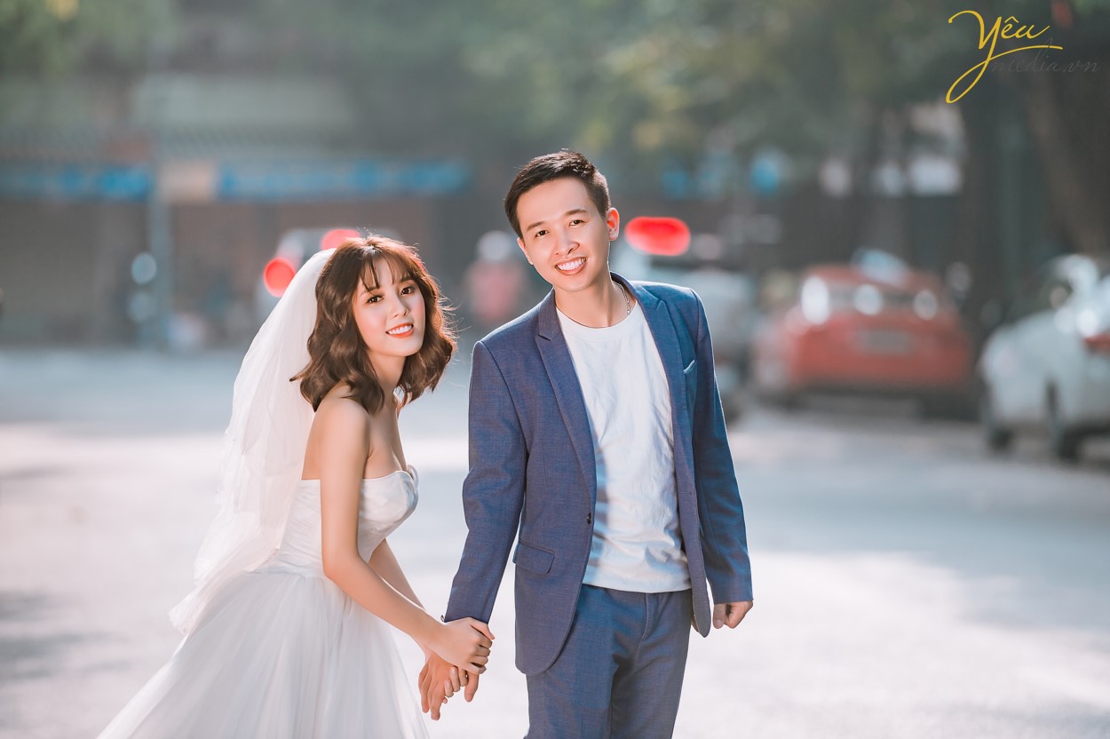 Chụp ảnh cưới ở phố cổ  Phong cách cổ điển là sự lựa chọn rất thích hợp cho các thành phố cổ chụp ảnh cưới    Cặp đôi Hòa - Hương ngoài lựa chọn phong cách yêu thích nhất là nội thành Hà Nội - đã lựa chọn phim trường Smiley Ville - "hoành tráng" nhất Hà Nội để thực hiện bộ ảnh cưới để đời của mình. Yêu Media xin chúc cho cặp đôi này mãi mãi hạnh phúc đến đầu bạc răng long!
