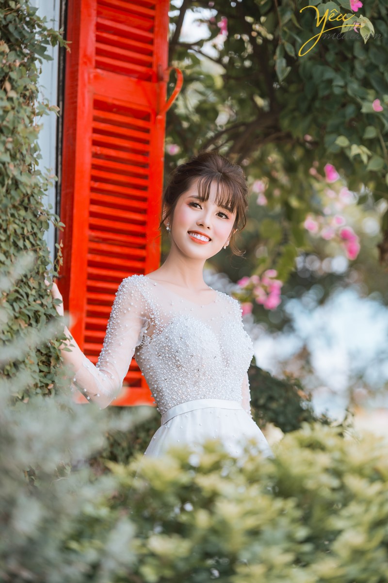 Chụp ảnh cưới ở phố cổ  Phong cách cổ điển là sự lựa chọn rất thích hợp cho các thành phố cổ chụp ảnh cưới    Cặp đôi Hòa - Hương ngoài lựa chọn phong cách yêu thích nhất là nội thành Hà Nội - đã lựa chọn phim trường Smiley Ville - "hoành tráng" nhất Hà Nội để thực hiện bộ ảnh cưới để đời của mình. Yêu Media xin chúc cho cặp đôi này mãi mãi hạnh phúc đến đầu bạc răng long!