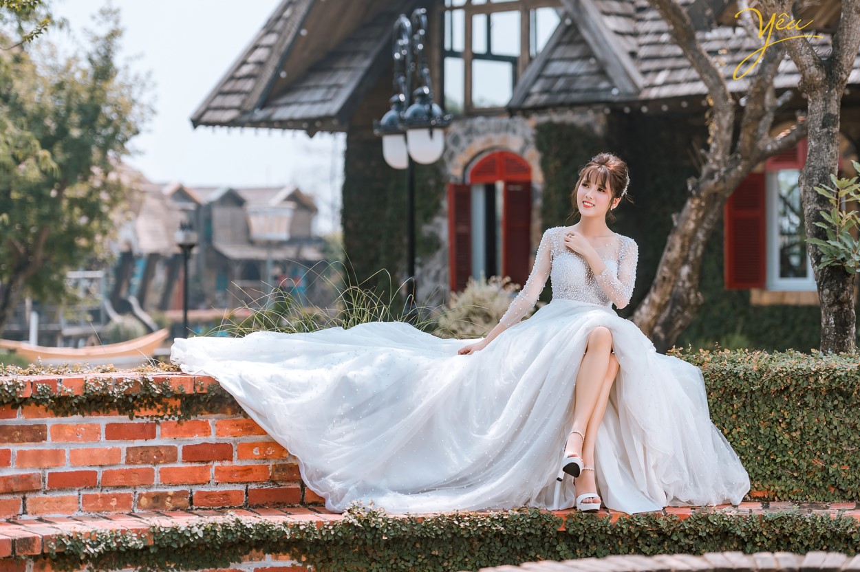 Chụp ảnh cưới ở phố cổ  Phong cách cổ điển là sự lựa chọn rất thích hợp cho các thành phố cổ chụp ảnh cưới    Cặp đôi Hòa - Hương ngoài lựa chọn phong cách yêu thích nhất là nội thành Hà Nội - đã lựa chọn phim trường Smiley Ville - "hoành tráng" nhất Hà Nội để thực hiện bộ ảnh cưới để đời của mình. Yêu Media xin chúc cho cặp đôi này mãi mãi hạnh phúc đến đầu bạc răng long!