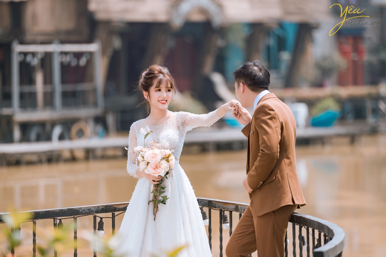 Chụp ảnh cưới ở phố cổ  Phong cách cổ điển là sự lựa chọn rất thích hợp cho các thành phố cổ chụp ảnh cưới    Cặp đôi Hòa - Hương ngoài lựa chọn phong cách yêu thích nhất là nội thành Hà Nội - đã lựa chọn phim trường Smiley Ville - "hoành tráng" nhất Hà Nội để thực hiện bộ ảnh cưới để đời của mình. Yêu Media xin chúc cho cặp đôi này mãi mãi hạnh phúc đến đầu bạc răng long!