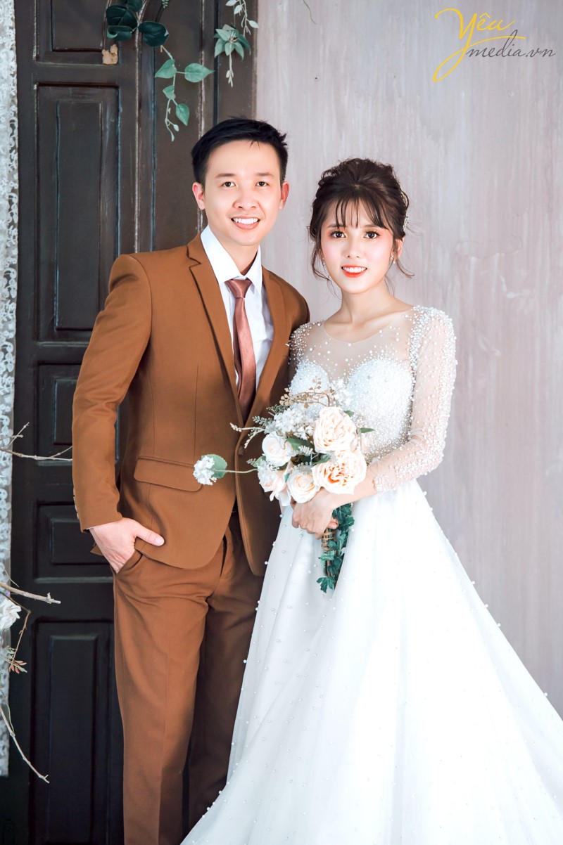 Chụp ảnh cưới ở phố cổ  Phong cách cổ điển là sự lựa chọn rất thích hợp cho các thành phố cổ chụp ảnh cưới    Cặp đôi Hòa - Hương ngoài lựa chọn phong cách yêu thích nhất là nội thành Hà Nội - đã lựa chọn phim trường Smiley Ville - "hoành tráng" nhất Hà Nội để thực hiện bộ ảnh cưới để đời của mình. Yêu Media xin chúc cho cặp đôi này mãi mãi hạnh phúc đến đầu bạc răng long!