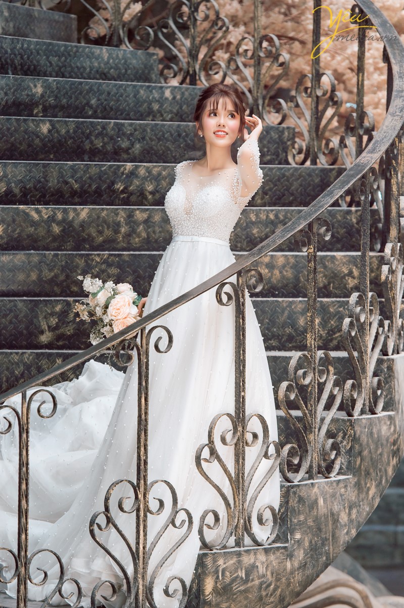 Chụp ảnh cưới ở phố cổ  Phong cách cổ điển là sự lựa chọn rất thích hợp cho các thành phố cổ chụp ảnh cưới    Cặp đôi Hòa - Hương ngoài lựa chọn phong cách yêu thích nhất là nội thành Hà Nội - đã lựa chọn phim trường Smiley Ville - "hoành tráng" nhất Hà Nội để thực hiện bộ ảnh cưới để đời của mình. Yêu Media xin chúc cho cặp đôi này mãi mãi hạnh phúc đến đầu bạc răng long!