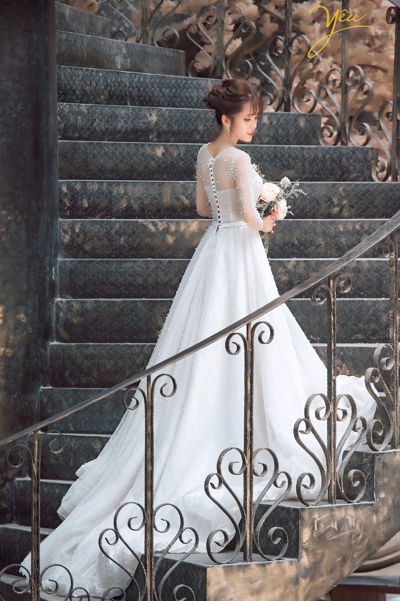 Chụp ảnh cưới ở phố cổ  Phong cách cổ điển là sự lựa chọn rất thích hợp cho các thành phố cổ chụp ảnh cưới    Cặp đôi Hòa - Hương ngoài lựa chọn phong cách yêu thích nhất là nội thành Hà Nội - đã lựa chọn phim trường Smiley Ville - "hoành tráng" nhất Hà Nội để thực hiện bộ ảnh cưới để đời của mình. Yêu Media xin chúc cho cặp đôi này mãi mãi hạnh phúc đến đầu bạc răng long!