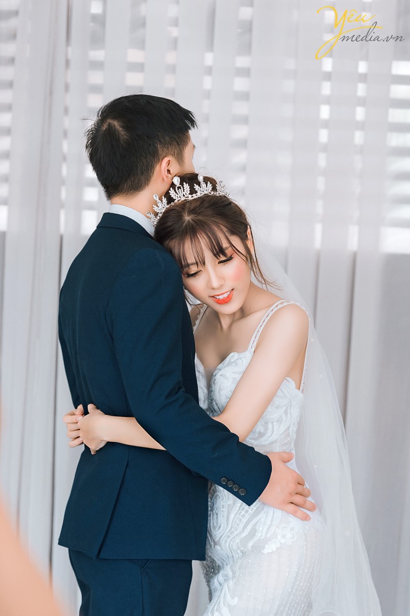 Chụp ảnh cưới ở phố cổ  Phong cách cổ điển là sự lựa chọn rất thích hợp cho các thành phố cổ chụp ảnh cưới    Cặp đôi Hòa - Hương ngoài lựa chọn phong cách yêu thích nhất là nội thành Hà Nội - đã lựa chọn phim trường Smiley Ville - "hoành tráng" nhất Hà Nội để thực hiện bộ ảnh cưới để đời của mình. Yêu Media xin chúc cho cặp đôi này mãi mãi hạnh phúc đến đầu bạc răng long!