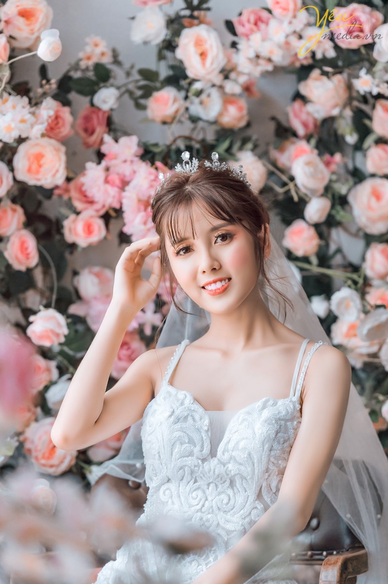 Chụp ảnh cưới ở phố cổ  Phong cách cổ điển là sự lựa chọn rất thích hợp cho các thành phố cổ chụp ảnh cưới    Cặp đôi Hòa - Hương ngoài lựa chọn phong cách yêu thích nhất là nội thành Hà Nội - đã lựa chọn phim trường Smiley Ville - "hoành tráng" nhất Hà Nội để thực hiện bộ ảnh cưới để đời của mình. Yêu Media xin chúc cho cặp đôi này mãi mãi hạnh phúc đến đầu bạc răng long!