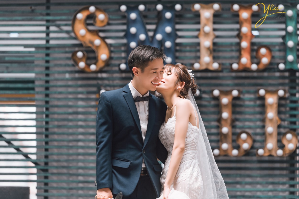 Chụp ảnh cưới ở phố cổ  Phong cách cổ điển là sự lựa chọn rất thích hợp cho các thành phố cổ chụp ảnh cưới    Cặp đôi Hòa - Hương ngoài lựa chọn phong cách yêu thích nhất là nội thành Hà Nội - đã lựa chọn phim trường Smiley Ville - "hoành tráng" nhất Hà Nội để thực hiện bộ ảnh cưới để đời của mình. Yêu Media xin chúc cho cặp đôi này mãi mãi hạnh phúc đến đầu bạc răng long!