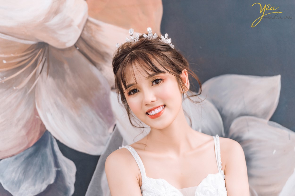 Chụp ảnh cưới ở phố cổ  Phong cách cổ điển là sự lựa chọn rất thích hợp cho các thành phố cổ chụp ảnh cưới    Cặp đôi Hòa - Hương ngoài lựa chọn phong cách yêu thích nhất là nội thành Hà Nội - đã lựa chọn phim trường Smiley Ville - "hoành tráng" nhất Hà Nội để thực hiện bộ ảnh cưới để đời của mình. Yêu Media xin chúc cho cặp đôi này mãi mãi hạnh phúc đến đầu bạc răng long!