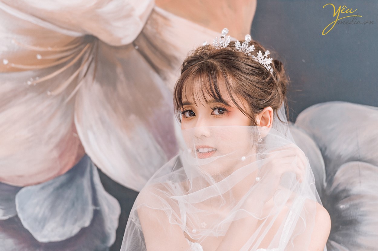 Chụp ảnh cưới ở phố cổ  Phong cách cổ điển là sự lựa chọn rất thích hợp cho các thành phố cổ chụp ảnh cưới    Cặp đôi Hòa - Hương ngoài lựa chọn phong cách yêu thích nhất là nội thành Hà Nội - đã lựa chọn phim trường Smiley Ville - "hoành tráng" nhất Hà Nội để thực hiện bộ ảnh cưới để đời của mình. Yêu Media xin chúc cho cặp đôi này mãi mãi hạnh phúc đến đầu bạc răng long!