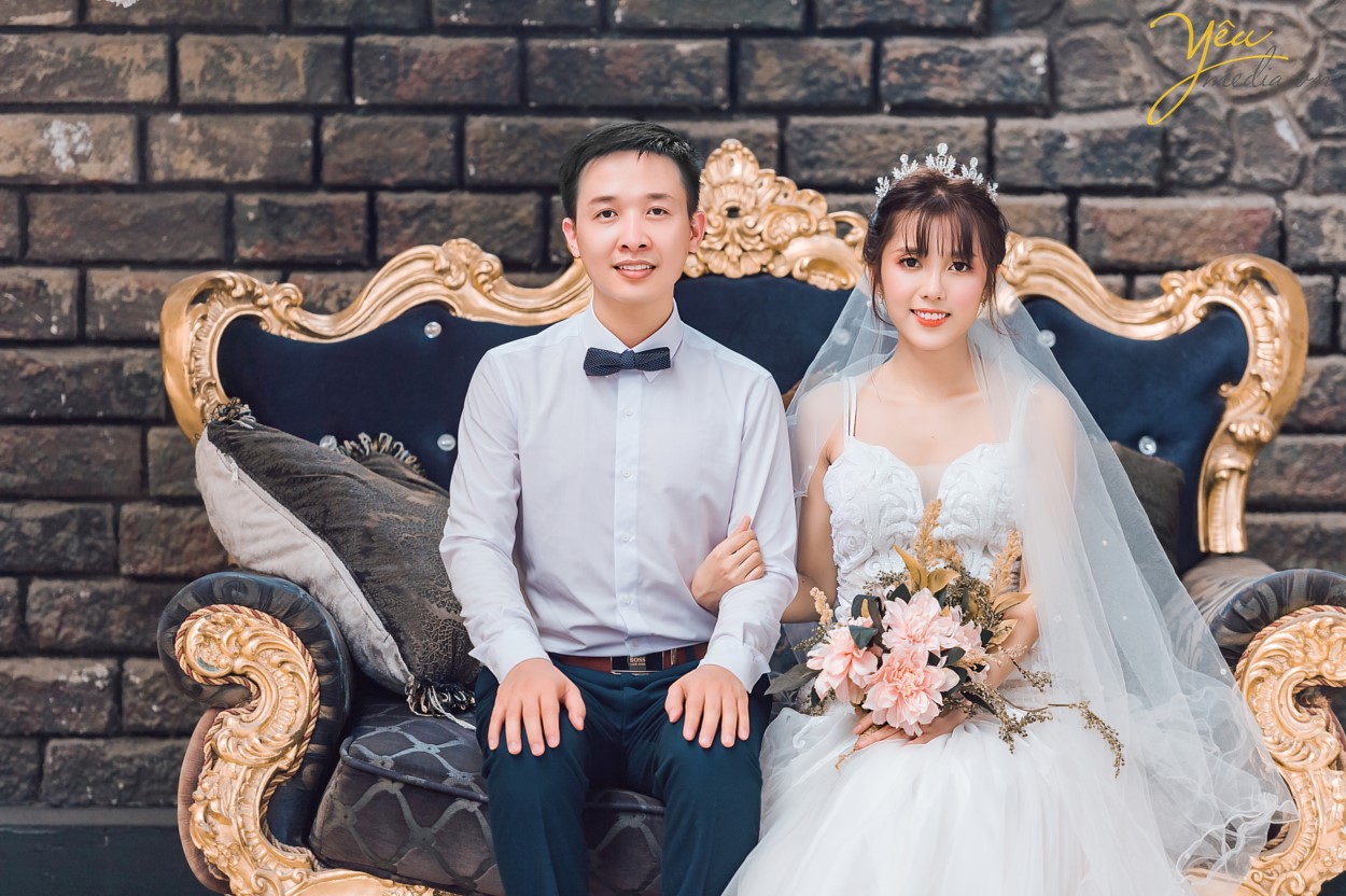 Chụp ảnh cưới ở phố cổ  Phong cách cổ điển là sự lựa chọn rất thích hợp cho các thành phố cổ chụp ảnh cưới    Cặp đôi Hòa - Hương ngoài lựa chọn phong cách yêu thích nhất là nội thành Hà Nội - đã lựa chọn phim trường Smiley Ville - "hoành tráng" nhất Hà Nội để thực hiện bộ ảnh cưới để đời của mình. Yêu Media xin chúc cho cặp đôi này mãi mãi hạnh phúc đến đầu bạc răng long!