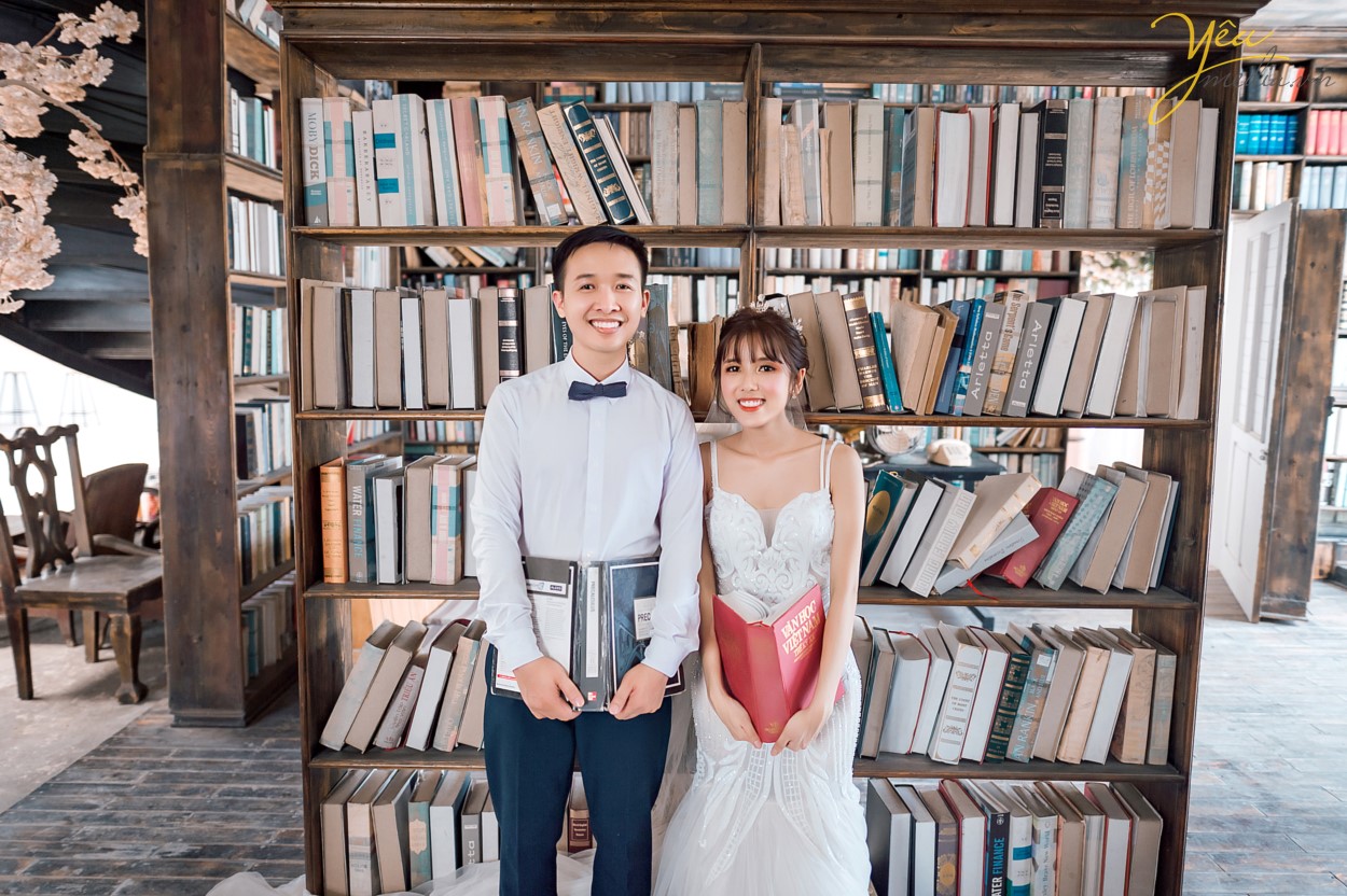 Chụp ảnh cưới ở phố cổ  Phong cách cổ điển là sự lựa chọn rất thích hợp cho các thành phố cổ chụp ảnh cưới    Cặp đôi Hòa - Hương ngoài lựa chọn phong cách yêu thích nhất là nội thành Hà Nội - đã lựa chọn phim trường Smiley Ville - "hoành tráng" nhất Hà Nội để thực hiện bộ ảnh cưới để đời của mình. Yêu Media xin chúc cho cặp đôi này mãi mãi hạnh phúc đến đầu bạc răng long!