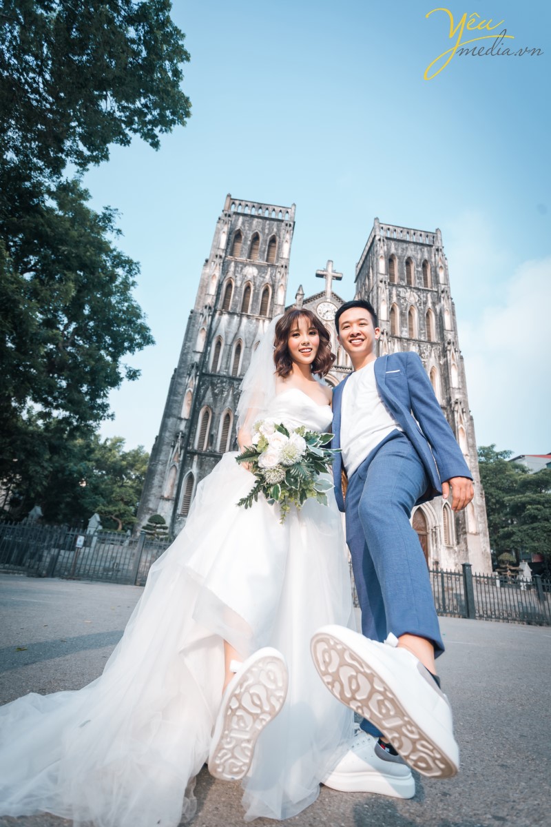 Nếu muốn bộ ảnh cưới của mình mang vẻ sâu lắng, dịu dàng của Hà Nội thì các cặp đôi đừng bỏ qua Hồ Hoàn Kiếm. Đây là biểu tượng của Hà Nội ngàn năm văn hiến. Ảnh cưới của cô dâu chú rể sẽ đâm chất hoài cổ, thiêng liêng với hình ảnh Hà Nội ẩn hiện ở phía sau. Chắc hẳn nhiều năm sau xem lại bộ ảnh cưới của mình đôi uyên ương sẽ ngập tràn cảm xúc bởi nó gắn liền với vẻ đẹp của thủ đô cổ kính, thanh lịch. Hồ Hoàn Kiếm là một trong những địa điểm chụp ảnh cưới đẹp nhất ở Hà Nội.  Quanh Hồ Hoàn Kiếm, các địa điểm như phố cổ, Nhà thờ Lớn cũng được rất nhiều cặp đôi lựa chọn để làm một "tour chụp ảnh cưới".