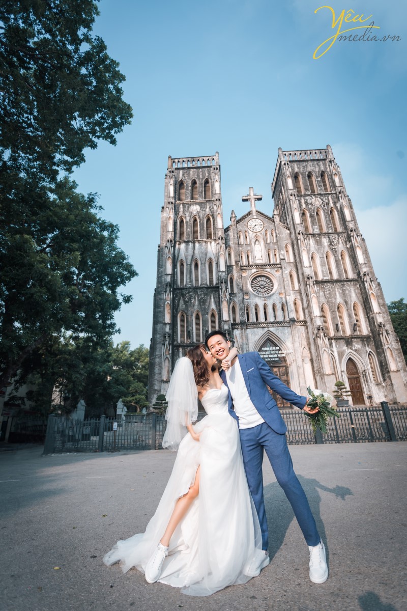 Nếu muốn bộ ảnh cưới của mình mang vẻ sâu lắng, dịu dàng của Hà Nội thì các cặp đôi đừng bỏ qua Hồ Hoàn Kiếm. Đây là biểu tượng của Hà Nội ngàn năm văn hiến. Ảnh cưới của cô dâu chú rể sẽ đâm chất hoài cổ, thiêng liêng với hình ảnh Hà Nội ẩn hiện ở phía sau. Chắc hẳn nhiều năm sau xem lại bộ ảnh cưới của mình đôi uyên ương sẽ ngập tràn cảm xúc bởi nó gắn liền với vẻ đẹp của thủ đô cổ kính, thanh lịch. Hồ Hoàn Kiếm là một trong những địa điểm chụp ảnh cưới đẹp nhất ở Hà Nội.  Quanh Hồ Hoàn Kiếm, các địa điểm như phố cổ, Nhà thờ Lớn cũng được rất nhiều cặp đôi lựa chọn để làm một "tour chụp ảnh cưới".