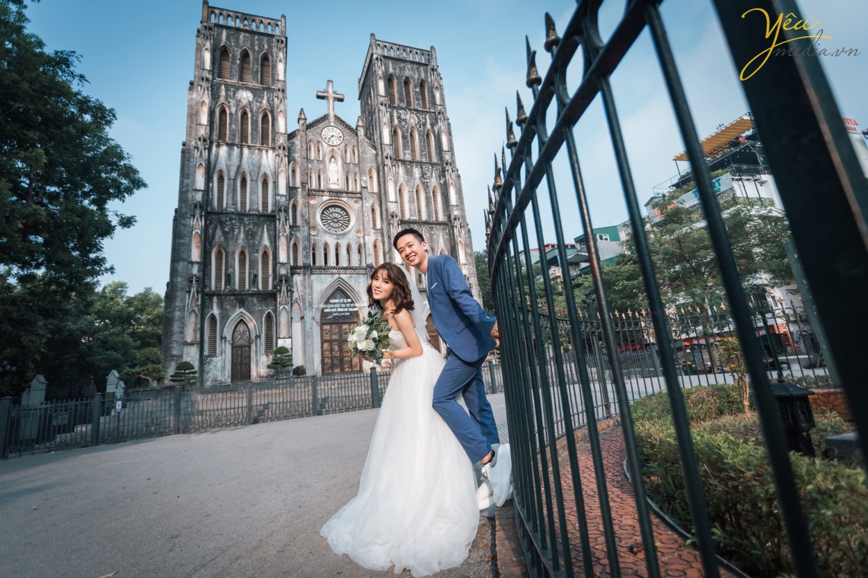 Nếu muốn bộ ảnh cưới của mình mang vẻ sâu lắng, dịu dàng của Hà Nội thì các cặp đôi đừng bỏ qua Hồ Hoàn Kiếm. Đây là biểu tượng của Hà Nội ngàn năm văn hiến. Ảnh cưới của cô dâu chú rể sẽ đâm chất hoài cổ, thiêng liêng với hình ảnh Hà Nội ẩn hiện ở phía sau. Chắc hẳn nhiều năm sau xem lại bộ ảnh cưới của mình đôi uyên ương sẽ ngập tràn cảm xúc bởi nó gắn liền với vẻ đẹp của thủ đô cổ kính, thanh lịch. Hồ Hoàn Kiếm là một trong những địa điểm chụp ảnh cưới đẹp nhất ở Hà Nội.  Quanh Hồ Hoàn Kiếm, các địa điểm như phố cổ, Nhà thờ Lớn cũng được rất nhiều cặp đôi lựa chọn để làm một "tour chụp ảnh cưới".