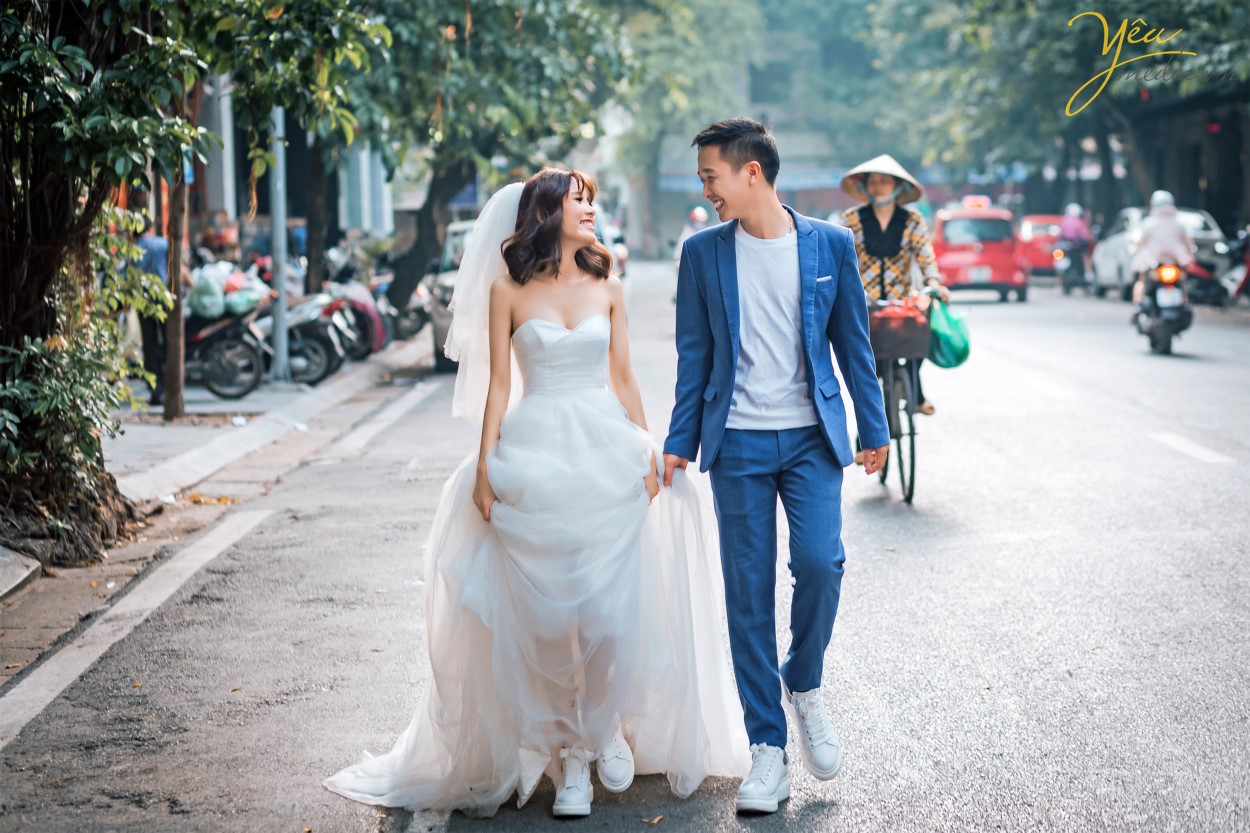 Nếu muốn bộ ảnh cưới của mình mang vẻ sâu lắng, dịu dàng của Hà Nội thì các cặp đôi đừng bỏ qua Hồ Hoàn Kiếm. Đây là biểu tượng của Hà Nội ngàn năm văn hiến. Ảnh cưới của cô dâu chú rể sẽ đâm chất hoài cổ, thiêng liêng với hình ảnh Hà Nội ẩn hiện ở phía sau. Chắc hẳn nhiều năm sau xem lại bộ ảnh cưới của mình đôi uyên ương sẽ ngập tràn cảm xúc bởi nó gắn liền với vẻ đẹp của thủ đô cổ kính, thanh lịch. Hồ Hoàn Kiếm là một trong những địa điểm chụp ảnh cưới đẹp nhất ở Hà Nội.  Quanh Hồ Hoàn Kiếm, các địa điểm như phố cổ, Nhà thờ Lớn cũng được rất nhiều cặp đôi lựa chọn để làm một "tour chụp ảnh cưới".