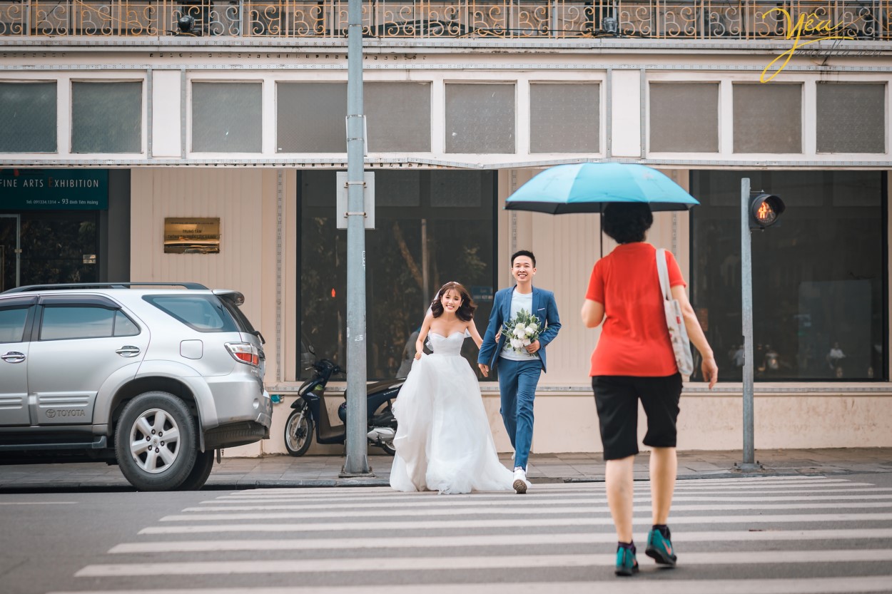 Nếu muốn bộ ảnh cưới của mình mang vẻ sâu lắng, dịu dàng của Hà Nội thì các cặp đôi đừng bỏ qua Hồ Hoàn Kiếm. Đây là biểu tượng của Hà Nội ngàn năm văn hiến. Ảnh cưới của cô dâu chú rể sẽ đâm chất hoài cổ, thiêng liêng với hình ảnh Hà Nội ẩn hiện ở phía sau. Chắc hẳn nhiều năm sau xem lại bộ ảnh cưới của mình đôi uyên ương sẽ ngập tràn cảm xúc bởi nó gắn liền với vẻ đẹp của thủ đô cổ kính, thanh lịch. Hồ Hoàn Kiếm là một trong những địa điểm chụp ảnh cưới đẹp nhất ở Hà Nội.  Quanh Hồ Hoàn Kiếm, các địa điểm như phố cổ, Nhà thờ Lớn cũng được rất nhiều cặp đôi lựa chọn để làm một "tour chụp ảnh cưới".