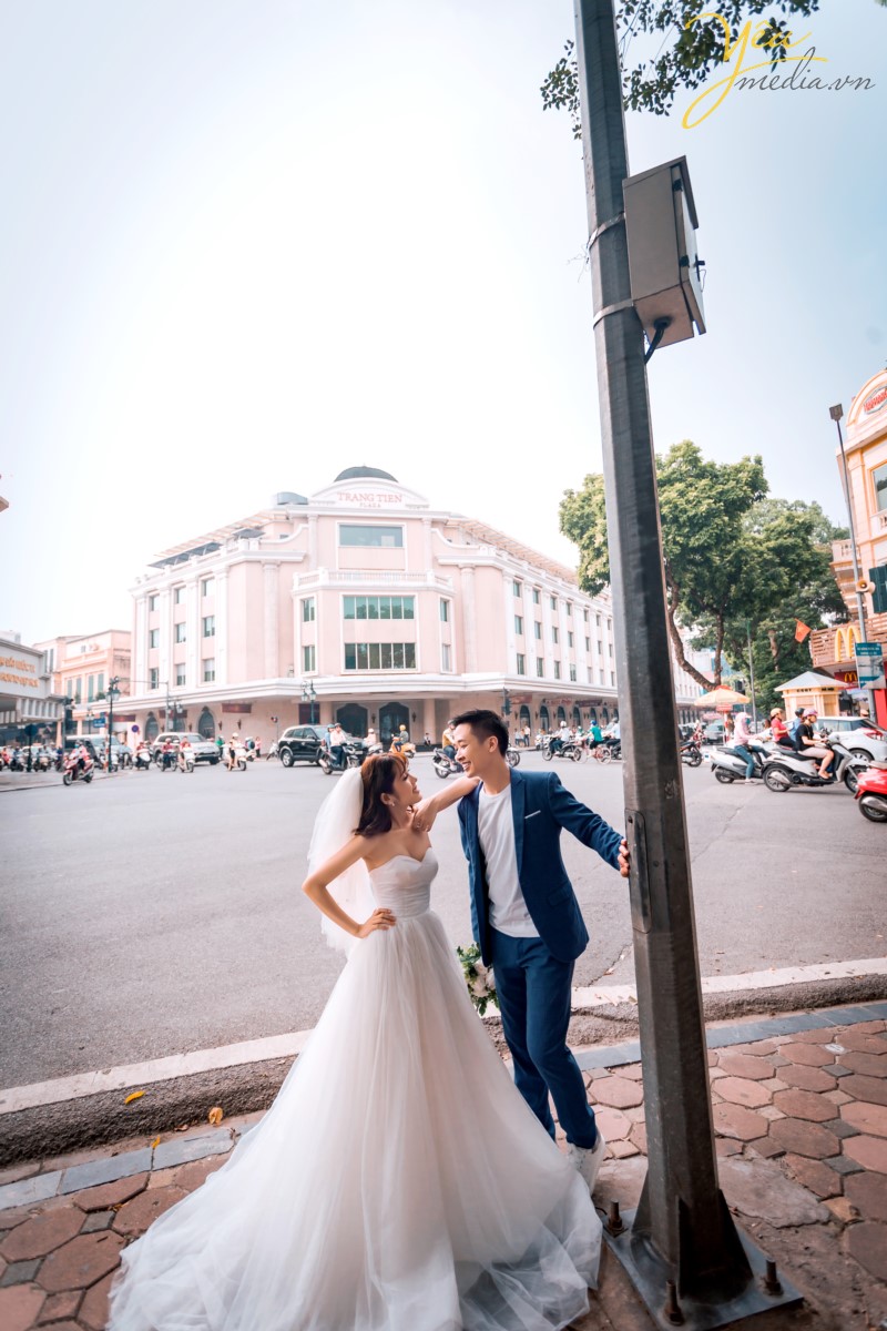 Nếu muốn bộ ảnh cưới của mình mang vẻ sâu lắng, dịu dàng của Hà Nội thì các cặp đôi đừng bỏ qua Hồ Hoàn Kiếm. Đây là biểu tượng của Hà Nội ngàn năm văn hiến. Ảnh cưới của cô dâu chú rể sẽ đâm chất hoài cổ, thiêng liêng với hình ảnh Hà Nội ẩn hiện ở phía sau. Chắc hẳn nhiều năm sau xem lại bộ ảnh cưới của mình đôi uyên ương sẽ ngập tràn cảm xúc bởi nó gắn liền với vẻ đẹp của thủ đô cổ kính, thanh lịch. Hồ Hoàn Kiếm là một trong những địa điểm chụp ảnh cưới đẹp nhất ở Hà Nội.  Quanh Hồ Hoàn Kiếm, các địa điểm như phố cổ, Nhà thờ Lớn cũng được rất nhiều cặp đôi lựa chọn để làm một "tour chụp ảnh cưới".