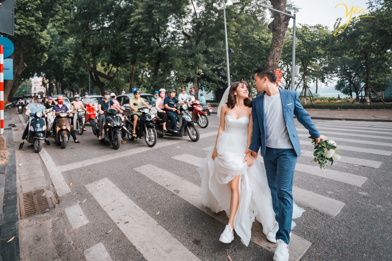 Nếu muốn bộ ảnh cưới của mình mang vẻ sâu lắng, dịu dàng của Hà Nội thì các cặp đôi đừng bỏ qua Hồ Hoàn Kiếm. Đây là biểu tượng của Hà Nội ngàn năm văn hiến. Ảnh cưới của cô dâu chú rể sẽ đâm chất hoài cổ, thiêng liêng với hình ảnh Hà Nội ẩn hiện ở phía sau. Chắc hẳn nhiều năm sau xem lại bộ ảnh cưới của mình đôi uyên ương sẽ ngập tràn cảm xúc bởi nó gắn liền với vẻ đẹp của thủ đô cổ kính, thanh lịch. Hồ Hoàn Kiếm là một trong những địa điểm chụp ảnh cưới đẹp nhất ở Hà Nội.  Quanh Hồ Hoàn Kiếm, các địa điểm như phố cổ, Nhà thờ Lớn cũng được rất nhiều cặp đôi lựa chọn để làm một "tour chụp ảnh cưới".