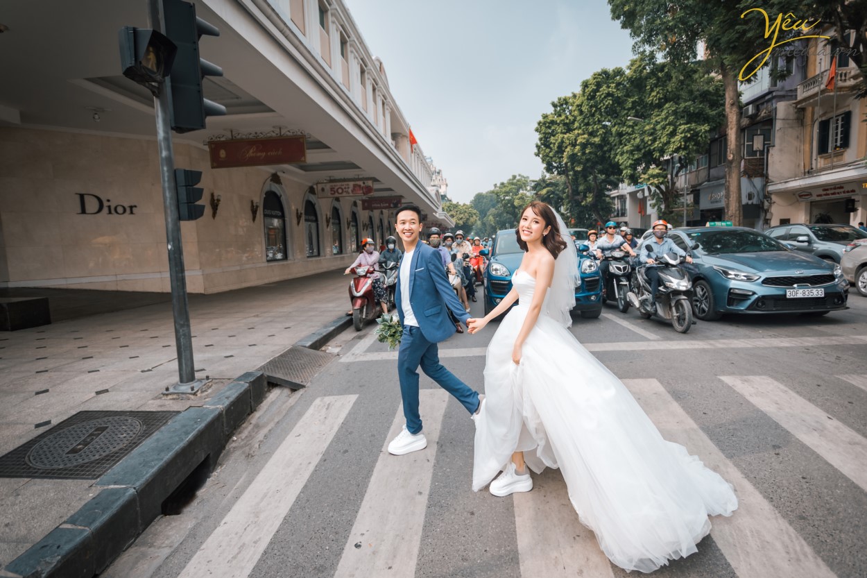 Nếu muốn bộ ảnh cưới của mình mang vẻ sâu lắng, dịu dàng của Hà Nội thì các cặp đôi đừng bỏ qua Hồ Hoàn Kiếm. Đây là biểu tượng của Hà Nội ngàn năm văn hiến. Ảnh cưới của cô dâu chú rể sẽ đâm chất hoài cổ, thiêng liêng với hình ảnh Hà Nội ẩn hiện ở phía sau. Chắc hẳn nhiều năm sau xem lại bộ ảnh cưới của mình đôi uyên ương sẽ ngập tràn cảm xúc bởi nó gắn liền với vẻ đẹp của thủ đô cổ kính, thanh lịch. Hồ Hoàn Kiếm là một trong những địa điểm chụp ảnh cưới đẹp nhất ở Hà Nội.  Quanh Hồ Hoàn Kiếm, các địa điểm như phố cổ, Nhà thờ Lớn cũng được rất nhiều cặp đôi lựa chọn để làm một "tour chụp ảnh cưới".