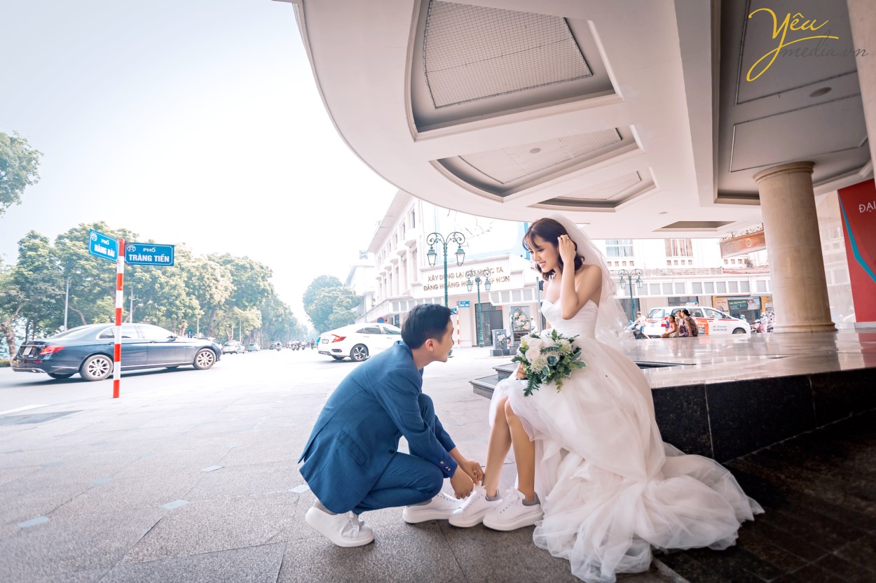 Nếu muốn bộ ảnh cưới của mình mang vẻ sâu lắng, dịu dàng của Hà Nội thì các cặp đôi đừng bỏ qua Hồ Hoàn Kiếm. Đây là biểu tượng của Hà Nội ngàn năm văn hiến. Ảnh cưới của cô dâu chú rể sẽ đâm chất hoài cổ, thiêng liêng với hình ảnh Hà Nội ẩn hiện ở phía sau. Chắc hẳn nhiều năm sau xem lại bộ ảnh cưới của mình đôi uyên ương sẽ ngập tràn cảm xúc bởi nó gắn liền với vẻ đẹp của thủ đô cổ kính, thanh lịch. Hồ Hoàn Kiếm là một trong những địa điểm chụp ảnh cưới đẹp nhất ở Hà Nội.  Quanh Hồ Hoàn Kiếm, các địa điểm như phố cổ, Nhà thờ Lớn cũng được rất nhiều cặp đôi lựa chọn để làm một "tour chụp ảnh cưới".