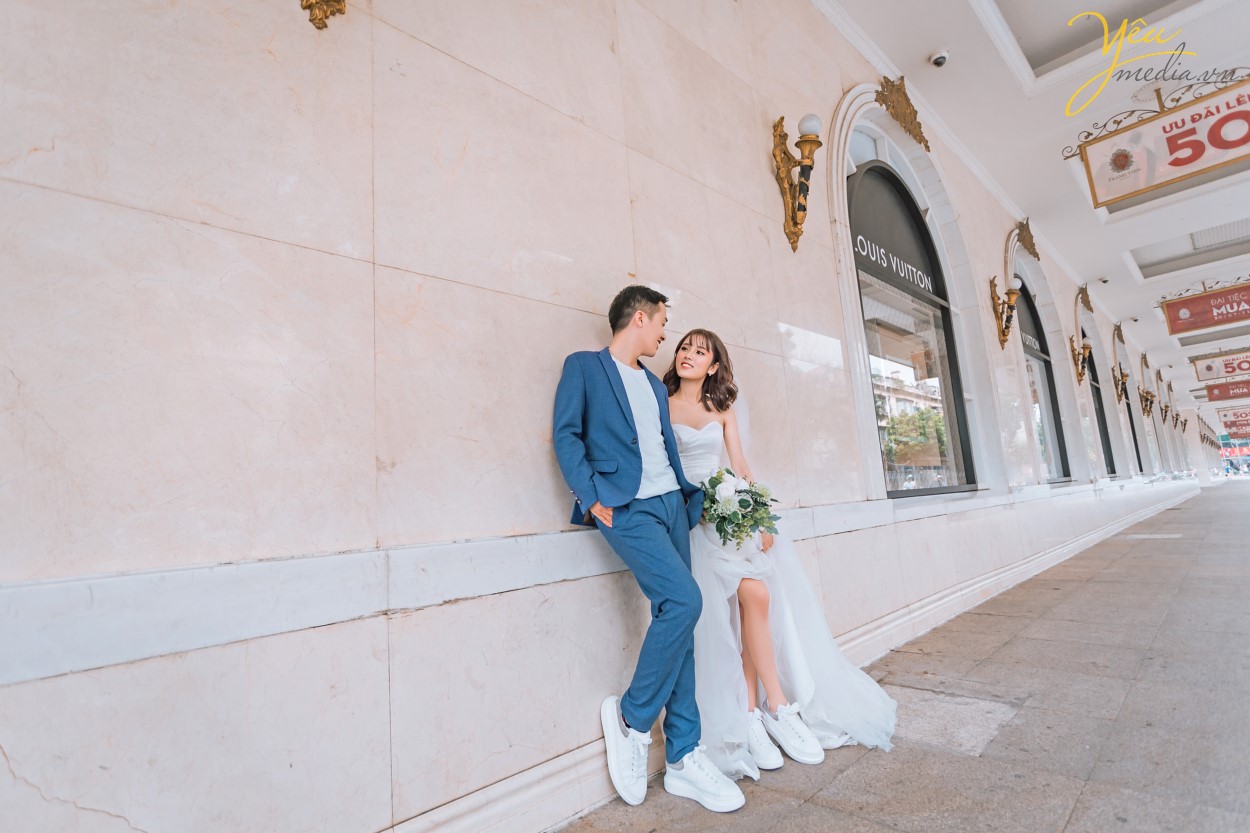 Nếu muốn bộ ảnh cưới của mình mang vẻ sâu lắng, dịu dàng của Hà Nội thì các cặp đôi đừng bỏ qua Hồ Hoàn Kiếm. Đây là biểu tượng của Hà Nội ngàn năm văn hiến. Ảnh cưới của cô dâu chú rể sẽ đâm chất hoài cổ, thiêng liêng với hình ảnh Hà Nội ẩn hiện ở phía sau. Chắc hẳn nhiều năm sau xem lại bộ ảnh cưới của mình đôi uyên ương sẽ ngập tràn cảm xúc bởi nó gắn liền với vẻ đẹp của thủ đô cổ kính, thanh lịch. Hồ Hoàn Kiếm là một trong những địa điểm chụp ảnh cưới đẹp nhất ở Hà Nội.  Quanh Hồ Hoàn Kiếm, các địa điểm như phố cổ, Nhà thờ Lớn cũng được rất nhiều cặp đôi lựa chọn để làm một "tour chụp ảnh cưới".