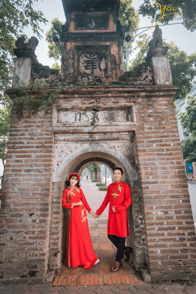 Nếu muốn bộ ảnh cưới của mình mang vẻ sâu lắng, dịu dàng của Hà Nội thì các cặp đôi đừng bỏ qua Hồ Hoàn Kiếm. Đây là biểu tượng của Hà Nội ngàn năm văn hiến. Ảnh cưới của cô dâu chú rể sẽ đâm chất hoài cổ, thiêng liêng với hình ảnh Hà Nội ẩn hiện ở phía sau. Chắc hẳn nhiều năm sau xem lại bộ ảnh cưới của mình đôi uyên ương sẽ ngập tràn cảm xúc bởi nó gắn liền với vẻ đẹp của thủ đô cổ kính, thanh lịch. Hồ Hoàn Kiếm là một trong những địa điểm chụp ảnh cưới đẹp nhất ở Hà Nội.  Quanh Hồ Hoàn Kiếm, các địa điểm như phố cổ, Nhà thờ Lớn cũng được rất nhiều cặp đôi lựa chọn để làm một "tour chụp ảnh cưới".