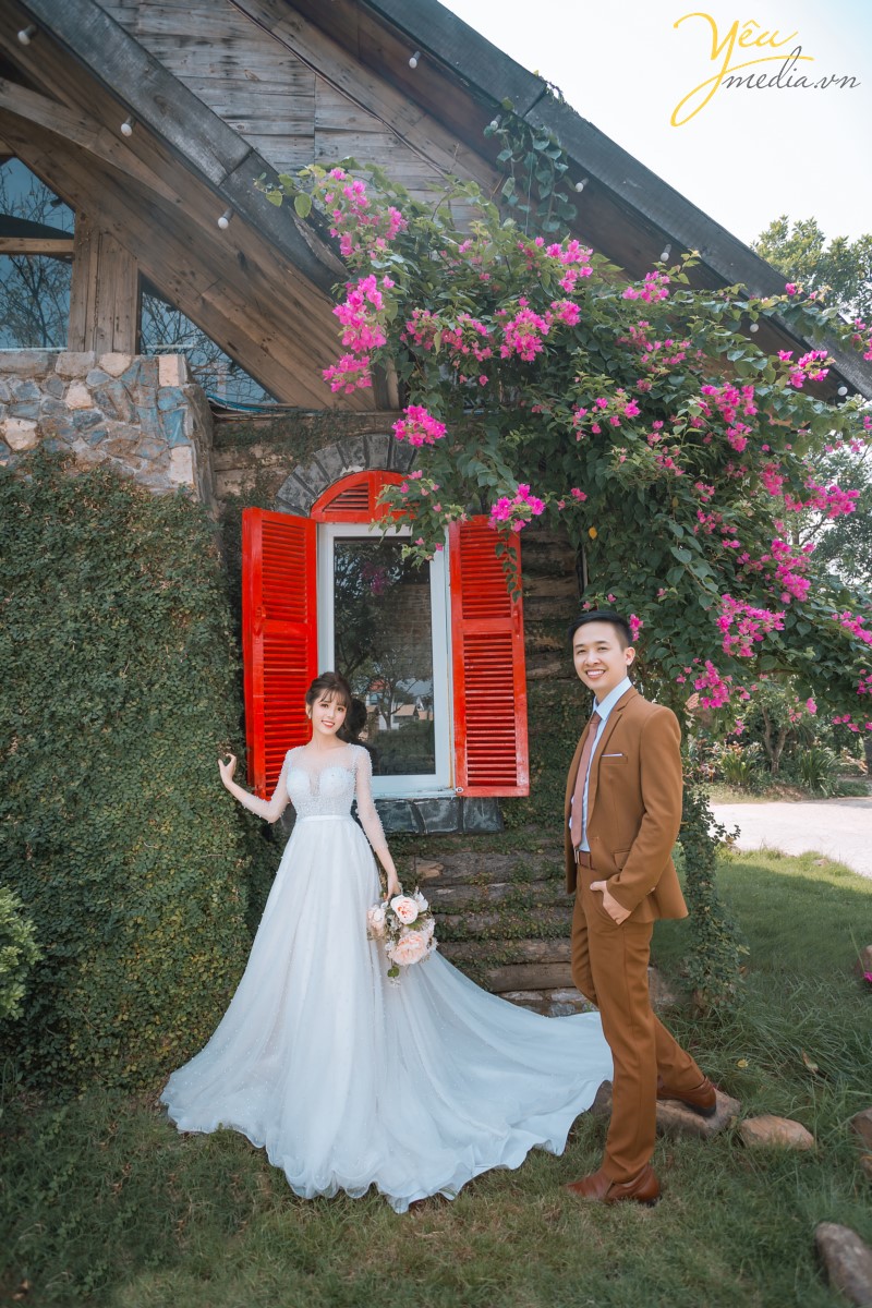 Chụp ảnh cưới ở phố cổ  Phong cách cổ điển là sự lựa chọn rất thích hợp cho các thành phố cổ chụp ảnh cưới    Cặp đôi Hòa - Hương ngoài lựa chọn phong cách yêu thích nhất là nội thành Hà Nội - đã lựa chọn phim trường Smiley Ville - "hoành tráng" nhất Hà Nội để thực hiện bộ ảnh cưới để đời của mình. Yêu Media xin chúc cho cặp đôi này mãi mãi hạnh phúc đến đầu bạc răng long!