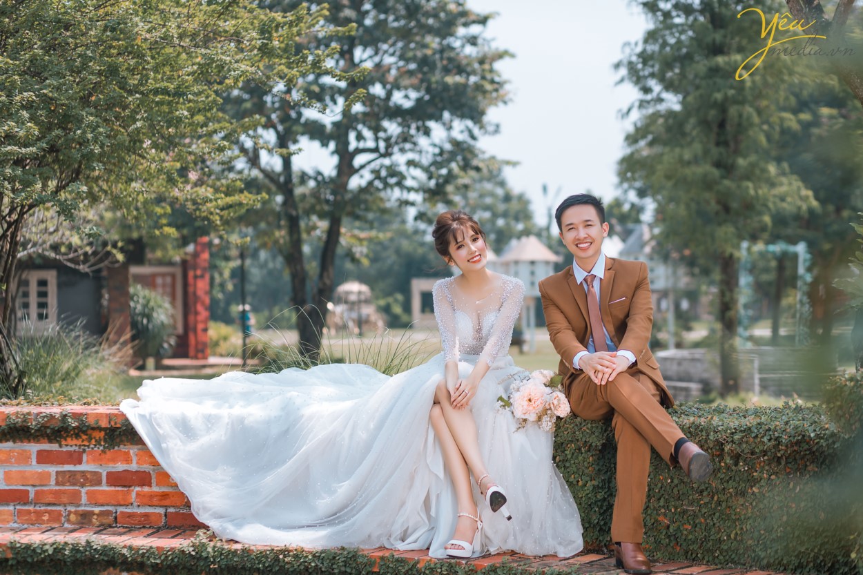 Chụp ảnh cưới ở phố cổ  Phong cách cổ điển là sự lựa chọn rất thích hợp cho các thành phố cổ chụp ảnh cưới    Cặp đôi Hòa - Hương ngoài lựa chọn phong cách yêu thích nhất là nội thành Hà Nội - đã lựa chọn phim trường Smiley Ville - "hoành tráng" nhất Hà Nội để thực hiện bộ ảnh cưới để đời của mình. Yêu Media xin chúc cho cặp đôi này mãi mãi hạnh phúc đến đầu bạc răng long!