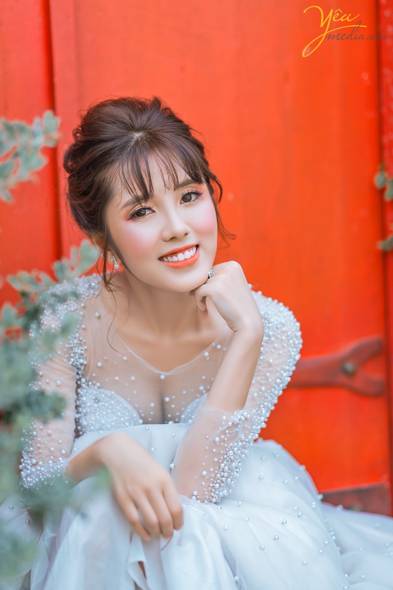 Chụp ảnh cưới ở phố cổ  Phong cách cổ điển là sự lựa chọn rất thích hợp cho các thành phố cổ chụp ảnh cưới    Cặp đôi Hòa - Hương ngoài lựa chọn phong cách yêu thích nhất là nội thành Hà Nội - đã lựa chọn phim trường Smiley Ville - "hoành tráng" nhất Hà Nội để thực hiện bộ ảnh cưới để đời của mình. Yêu Media xin chúc cho cặp đôi này mãi mãi hạnh phúc đến đầu bạc răng long!