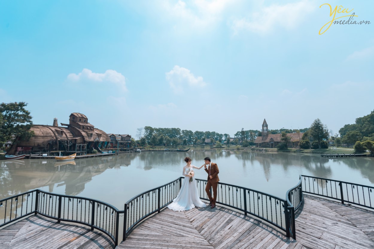 Chụp ảnh cưới ở phố cổ  Phong cách cổ điển là sự lựa chọn rất thích hợp cho các thành phố cổ chụp ảnh cưới    Cặp đôi Hòa - Hương ngoài lựa chọn phong cách yêu thích nhất là nội thành Hà Nội - đã lựa chọn phim trường Smiley Ville - "hoành tráng" nhất Hà Nội để thực hiện bộ ảnh cưới để đời của mình. Yêu Media xin chúc cho cặp đôi này mãi mãi hạnh phúc đến đầu bạc răng long!