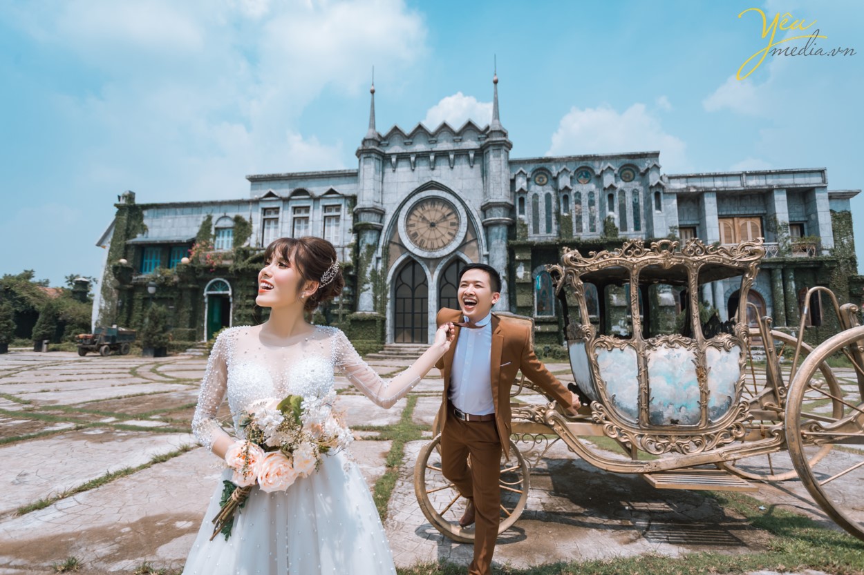 Chụp ảnh cưới ở phố cổ  Phong cách cổ điển là sự lựa chọn rất thích hợp cho các thành phố cổ chụp ảnh cưới    Cặp đôi Hòa - Hương ngoài lựa chọn phong cách yêu thích nhất là nội thành Hà Nội - đã lựa chọn phim trường Smiley Ville - "hoành tráng" nhất Hà Nội để thực hiện bộ ảnh cưới để đời của mình. Yêu Media xin chúc cho cặp đôi này mãi mãi hạnh phúc đến đầu bạc răng long!