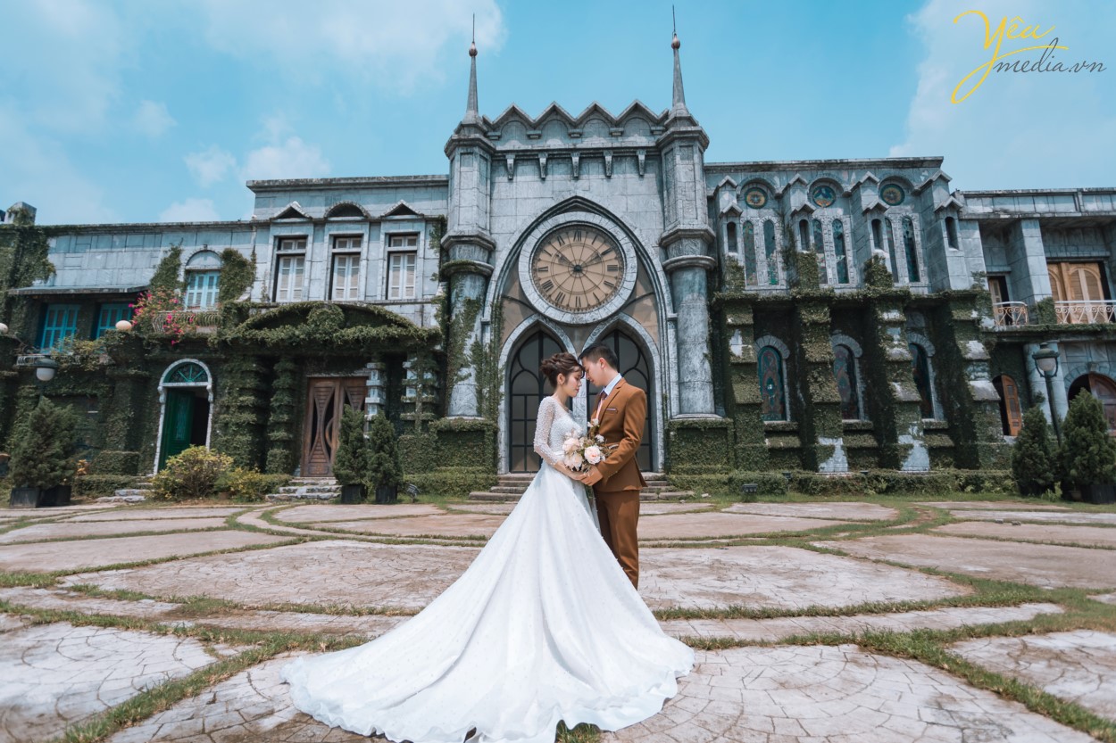 Chụp ảnh cưới ở phố cổ  Phong cách cổ điển là sự lựa chọn rất thích hợp cho các thành phố cổ chụp ảnh cưới    Cặp đôi Hòa - Hương ngoài lựa chọn phong cách yêu thích nhất là nội thành Hà Nội - đã lựa chọn phim trường Smiley Ville - "hoành tráng" nhất Hà Nội để thực hiện bộ ảnh cưới để đời của mình. Yêu Media xin chúc cho cặp đôi này mãi mãi hạnh phúc đến đầu bạc răng long!